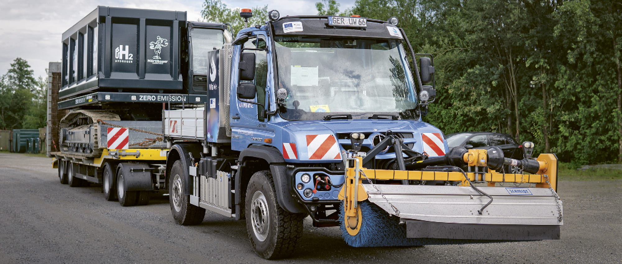 A truck transports containers. Copyright: Daimler Trucks