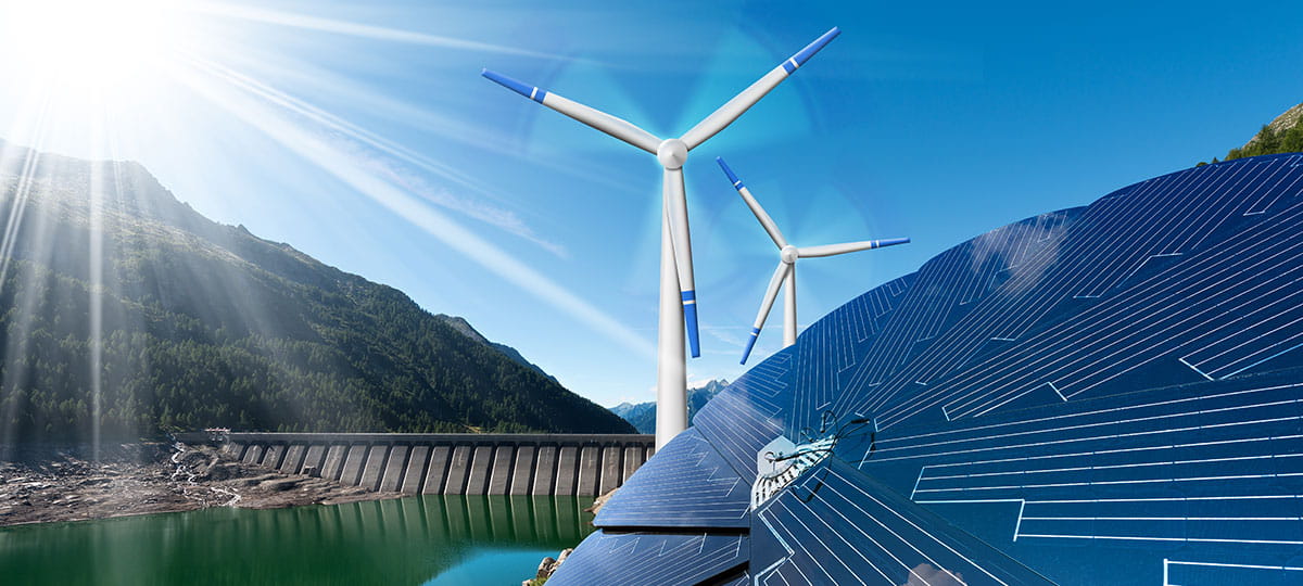 Solarpanels und Windkraftanlagen, die neben einem Wasserkraftwerk und einem Stausee unter strahlendem Sonnenschein erneuerbare Energie erzeugen