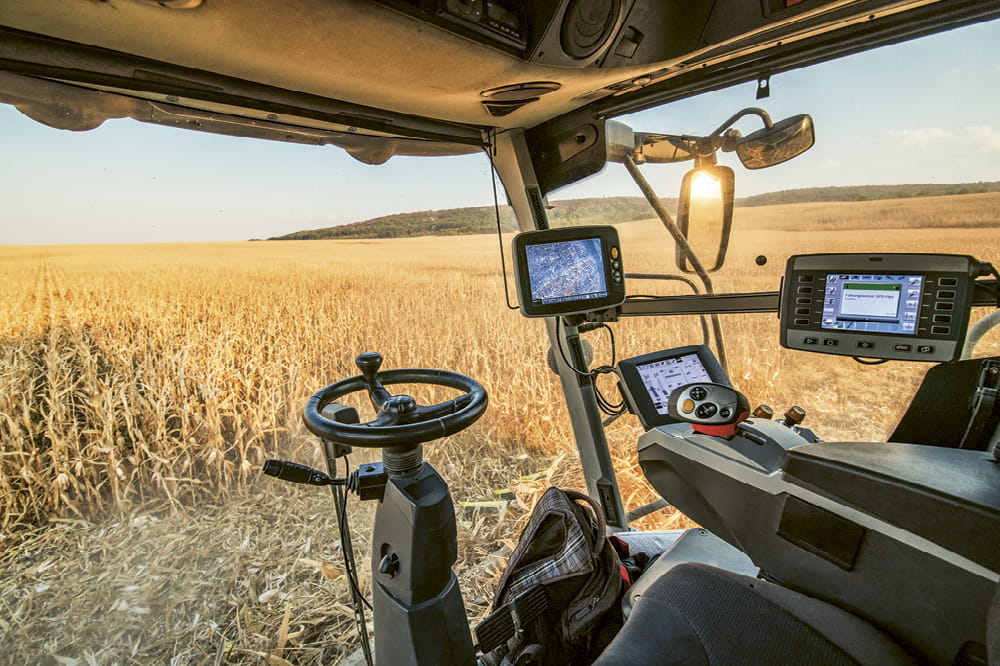 Blick aus einem Mähdrescher mit Bildschirmen auf ein Weizenfeld. Copyright: iStock/ArtistGNDphotography