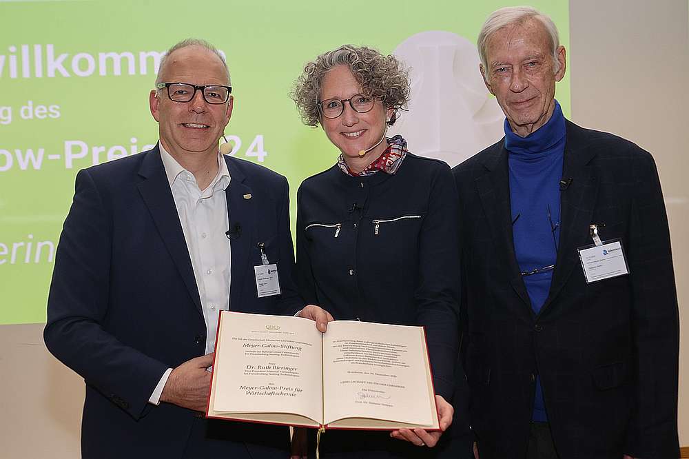 Professor. Dr. Karsten Danielmeier, stellvertretender Präsident der GDCh, mit Dr. Ruth Bieringer, Vice President Material Technology bei Freudenberg Sealing Technologies, und Professor Dr. Erhard Meyer-Galow, dem früheren Präsidenten der GDCh.